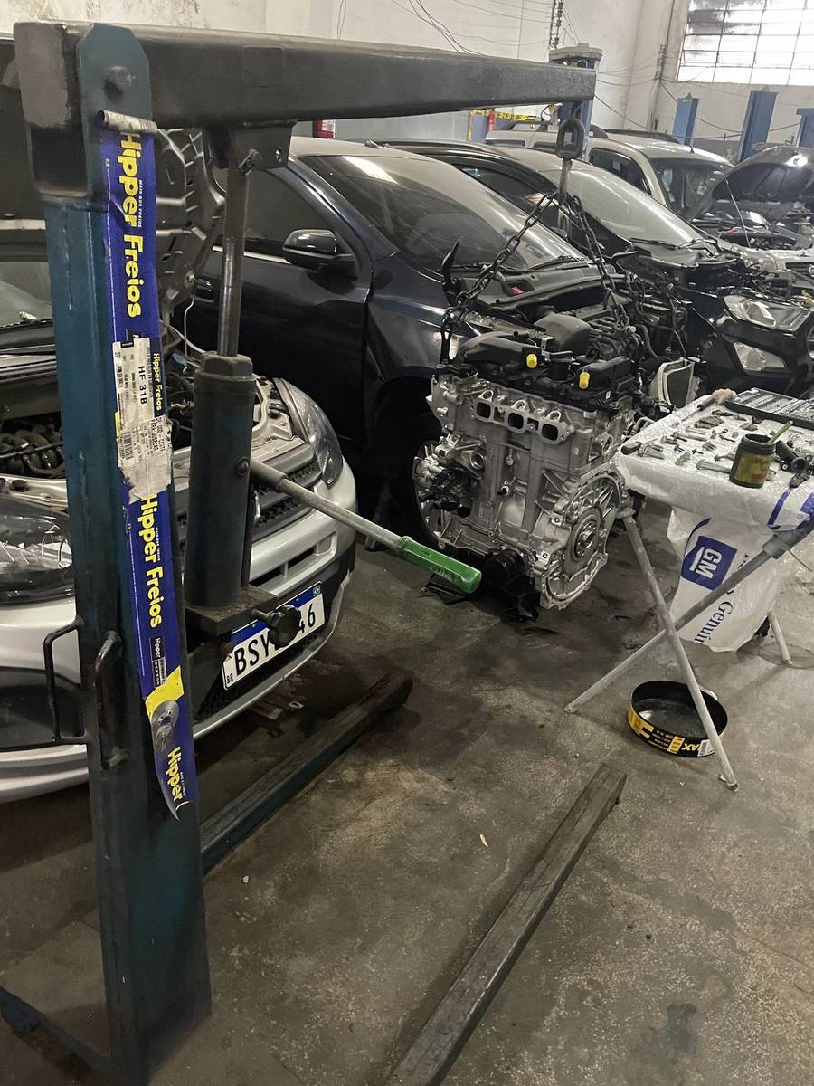 Vão do motor de um carro aberto durante o serviço na oficina.